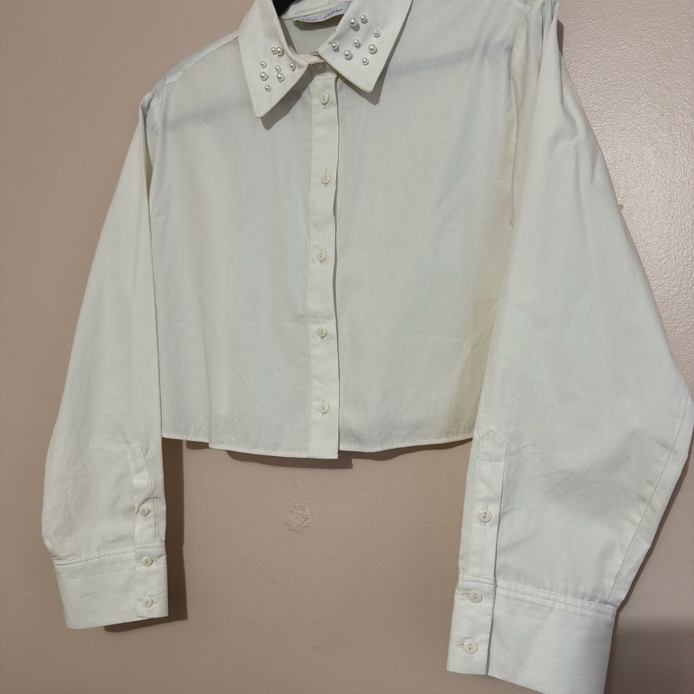 Zara (Maag) White Cropped Button-Up Shirt with Pearl Collar, never worn